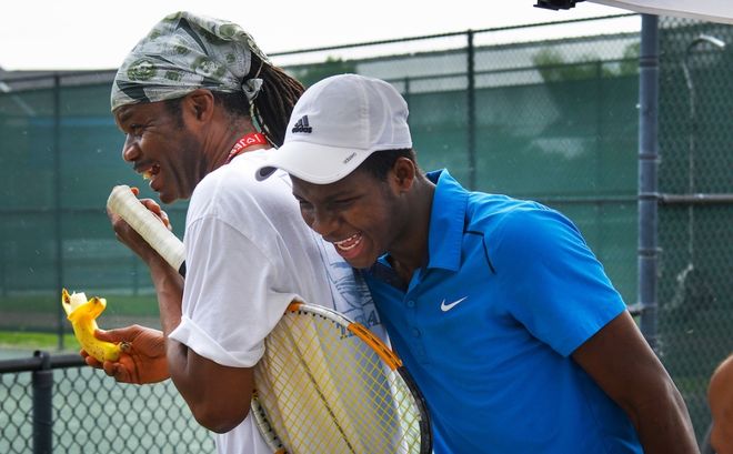 他在场上带 他在场上带